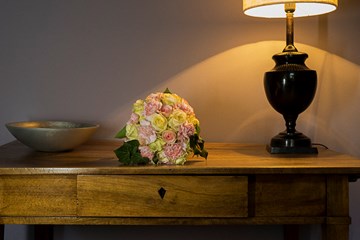 085 Hochzeit Jacqueline Daniel Schloss Steinhoefel Brautstrauss Ringe